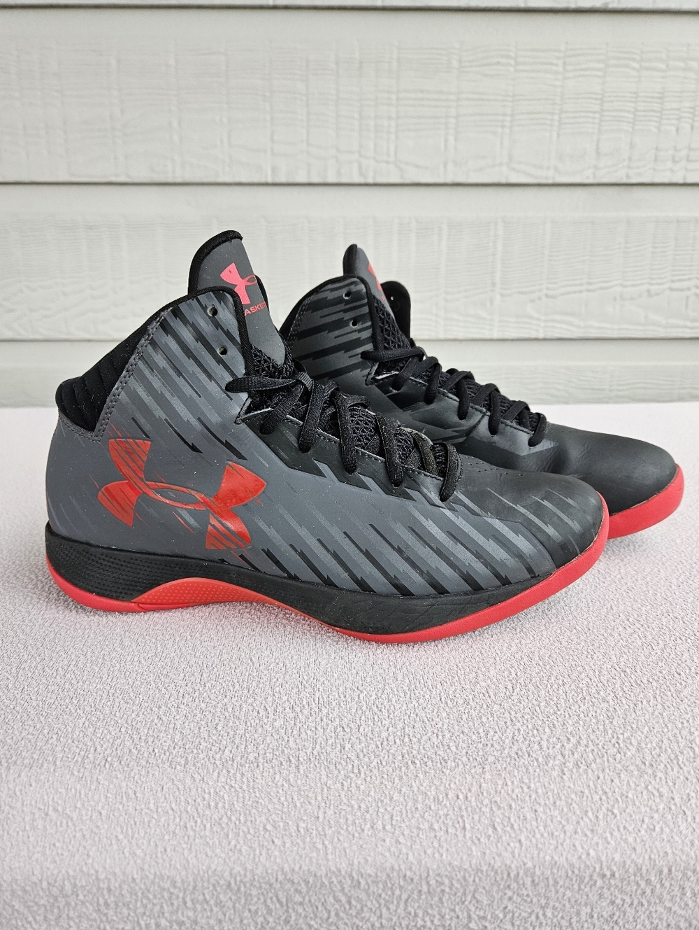 Under Armour UA Jet Men SZ 9 Basketball Shoes Mid Top Black Red 1259015-021